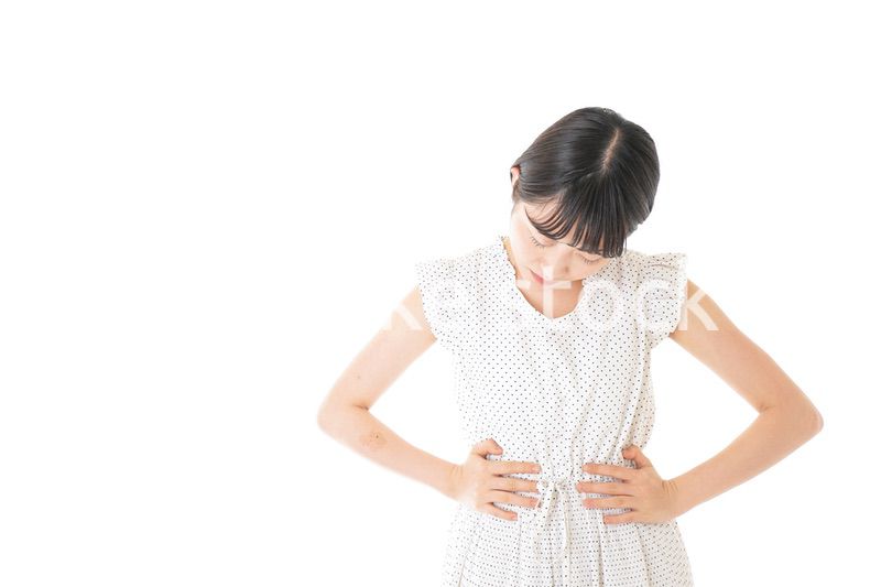 腹痛に苦しむ若い女性