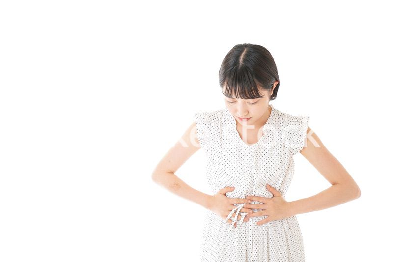 腹痛に苦しむ若い女性