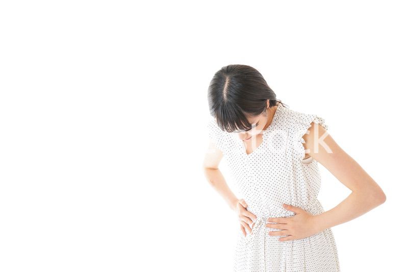 腹痛に苦しむ若い女性