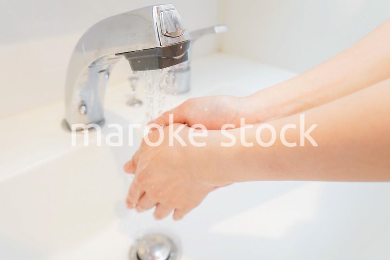 手を洗う若い女性
