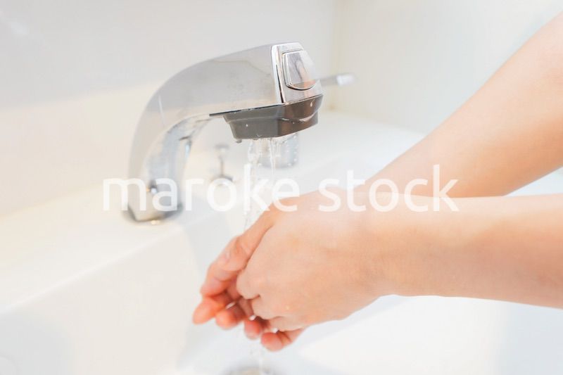 手を洗う若い女性