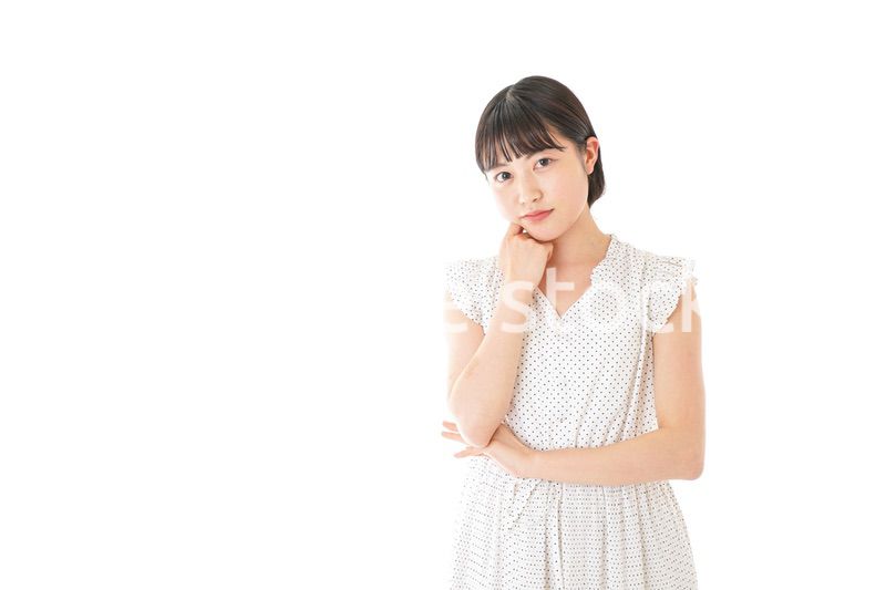 悩む若い女性