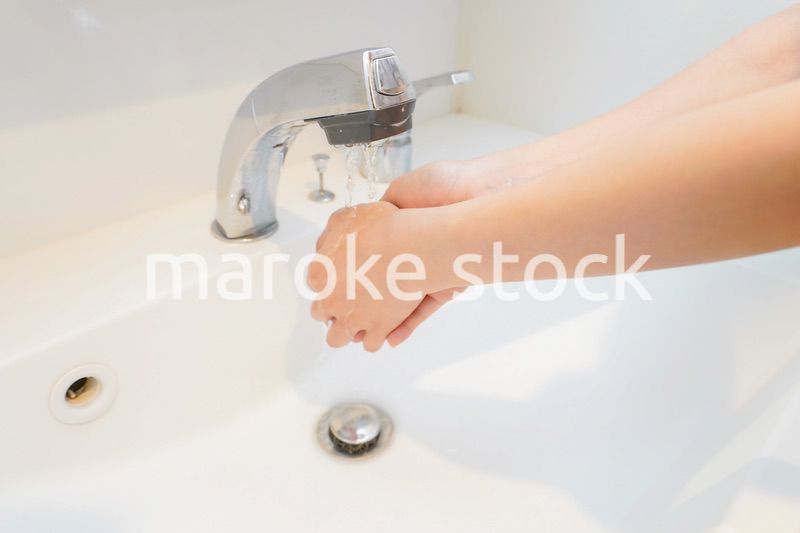 手を洗う若い女性