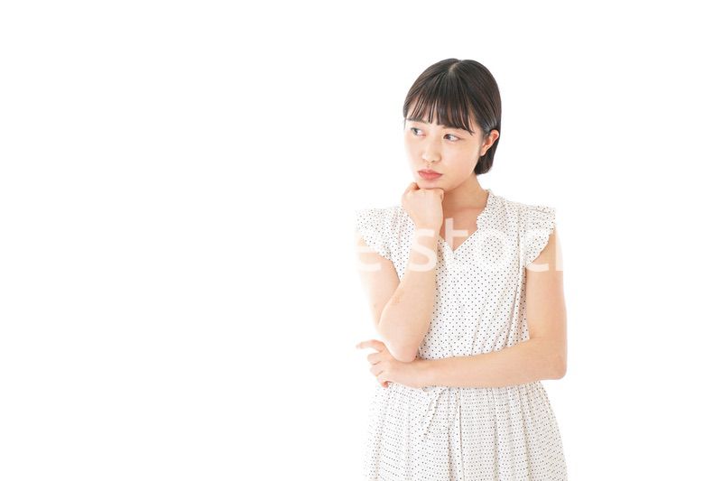 悩む若い女性