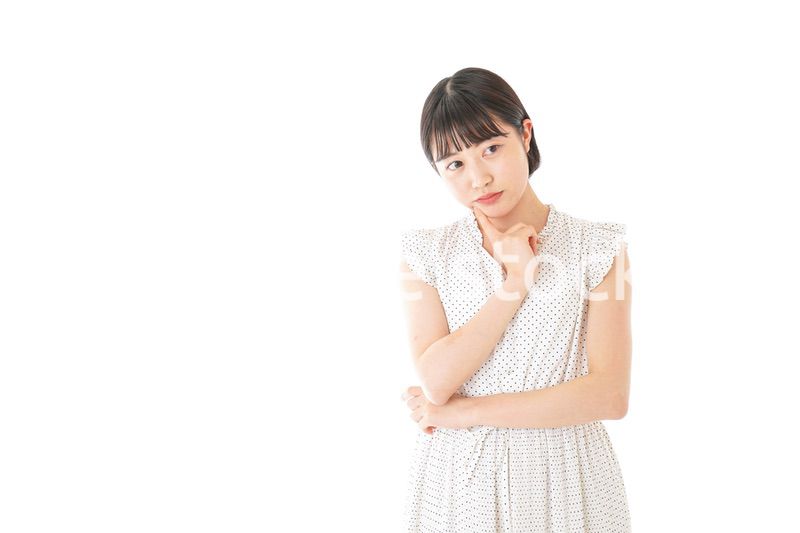 悩む若い女性