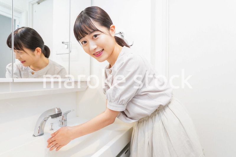 手を洗う若い女性
