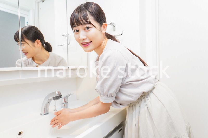 手を洗う若い女性