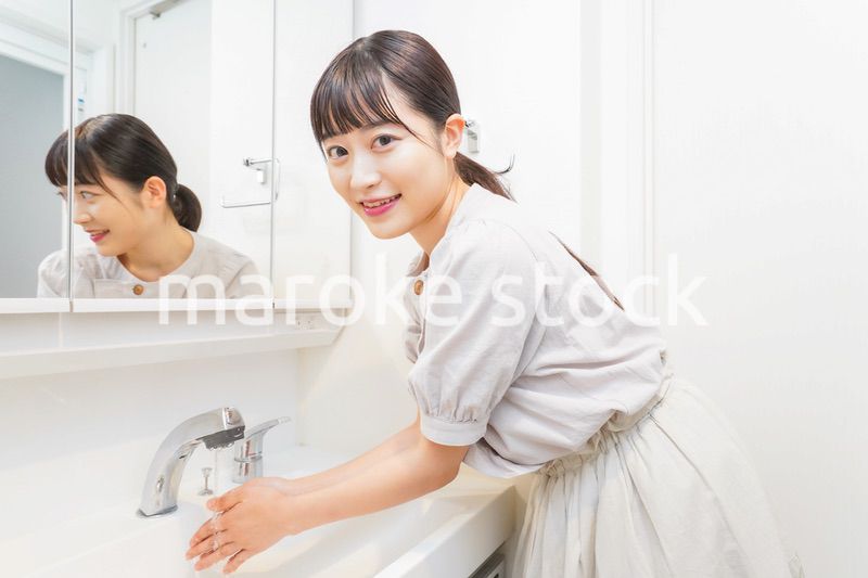 手を洗う若い女性