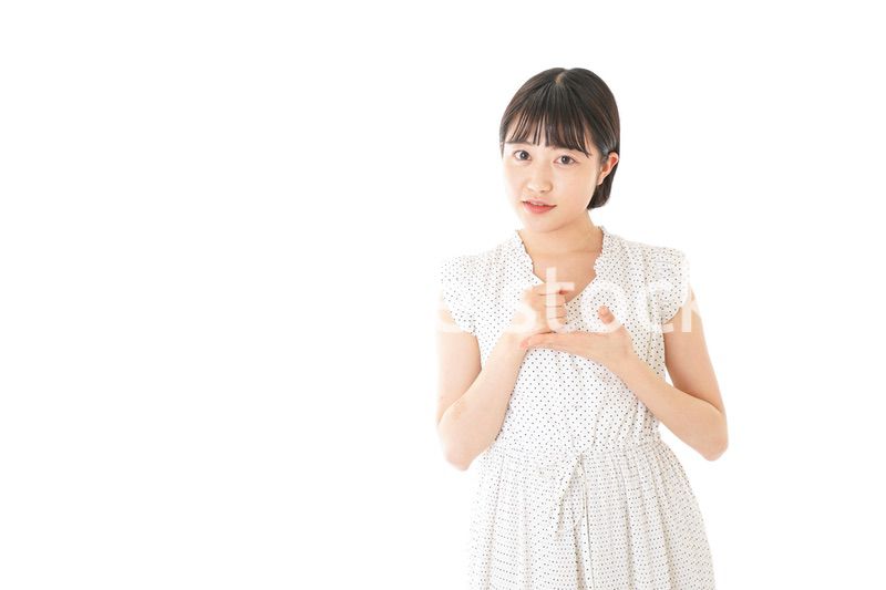 アイデアを思いつく若い女性