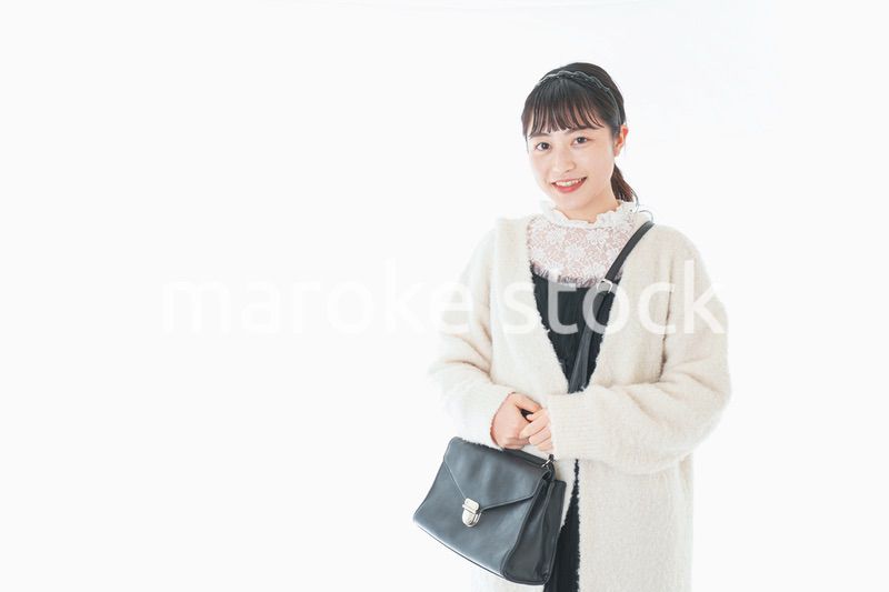 おでかけをする若い女性