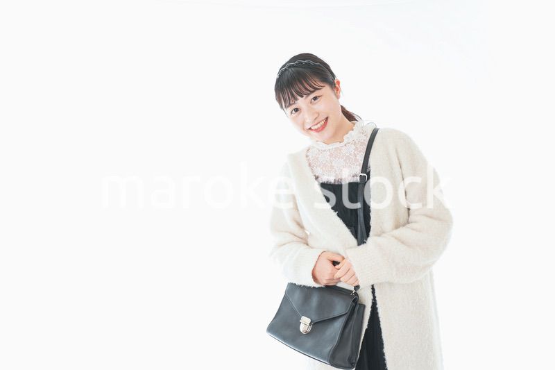 おでかけをする若い女性