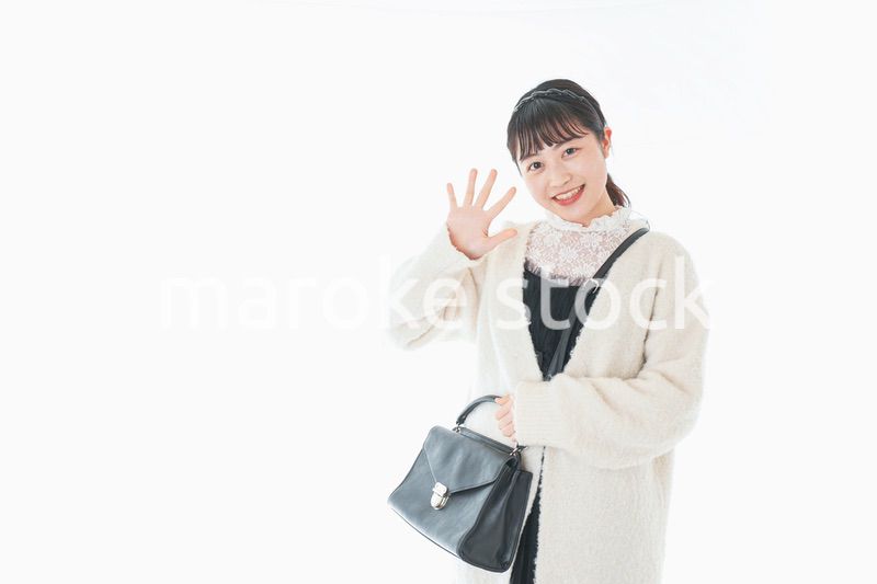 おでかけをする若い女性