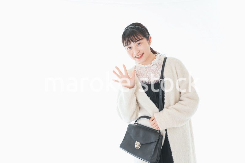 おでかけをする若い女性