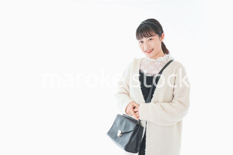 おでかけをする若い女性