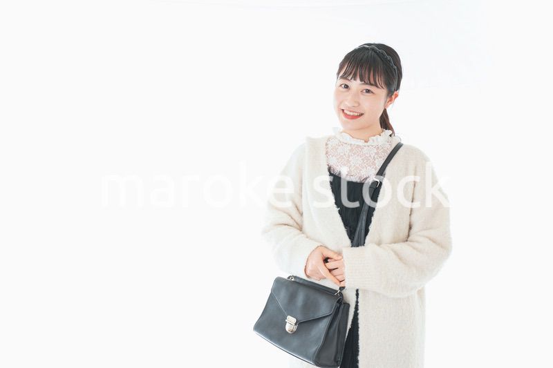 おでかけをする若い女性