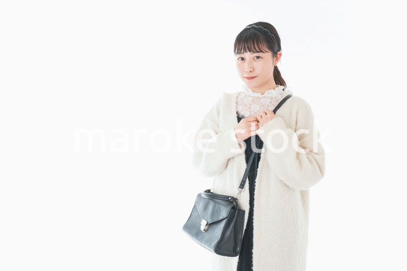 おでかけをする若い女性