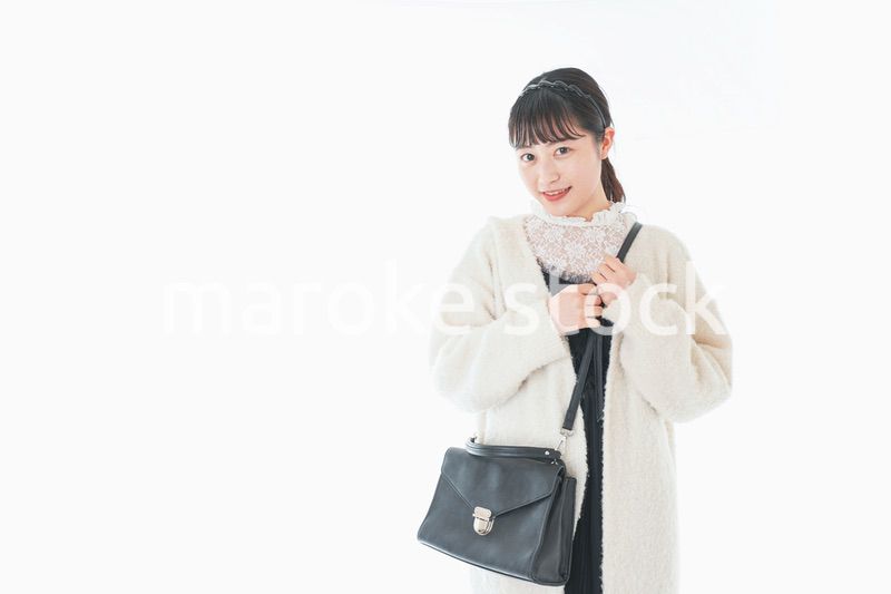 おでかけをする若い女性