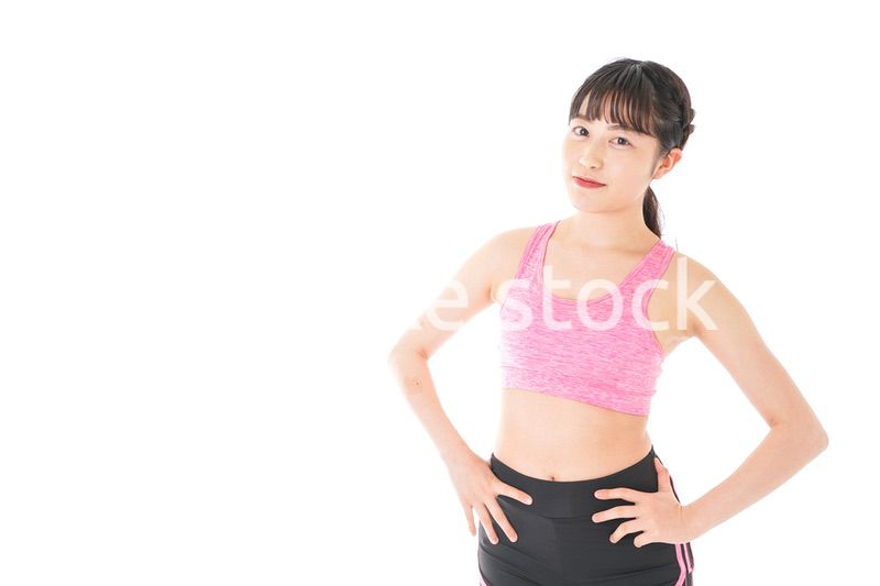 ダイエットをする若い女性