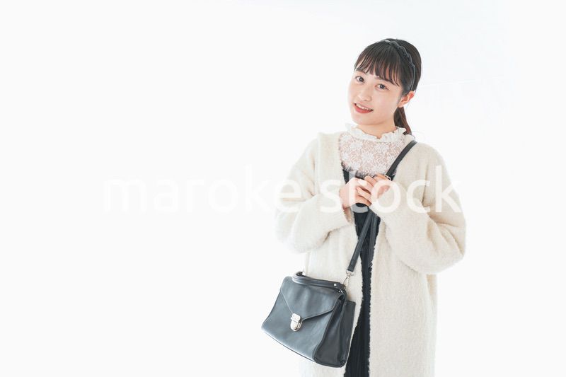 おでかけをする若い女性