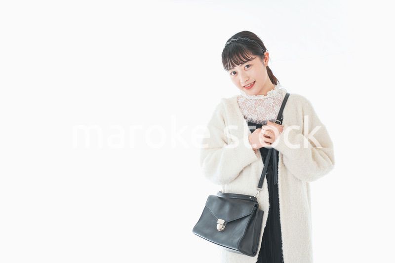 おでかけをする若い女性