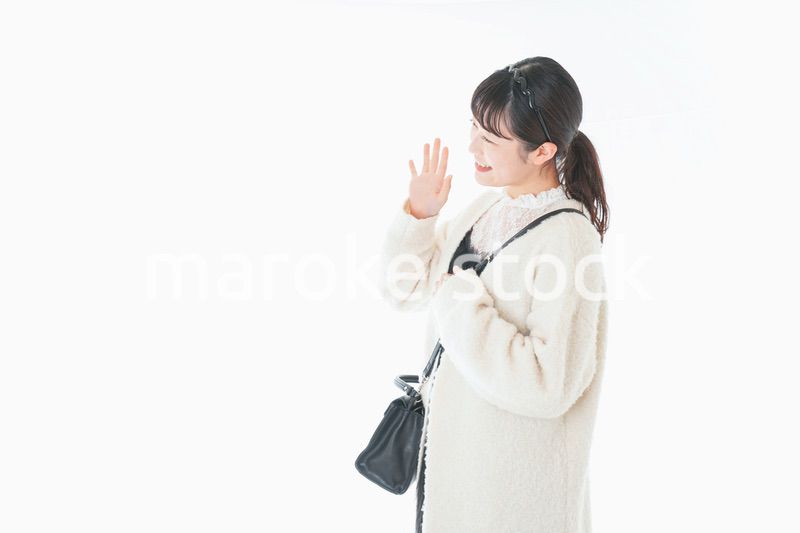 おでかけをする若い女性