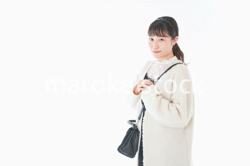 おでかけをする若い女性