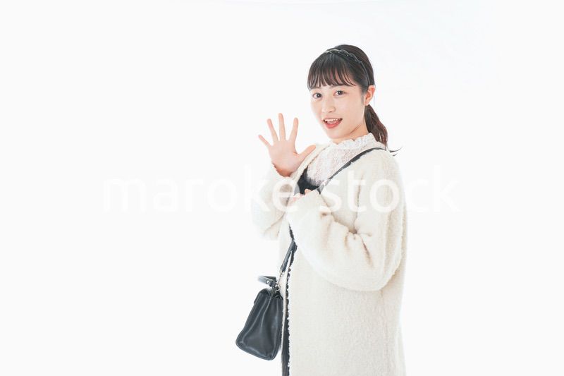 おでかけをする若い女性