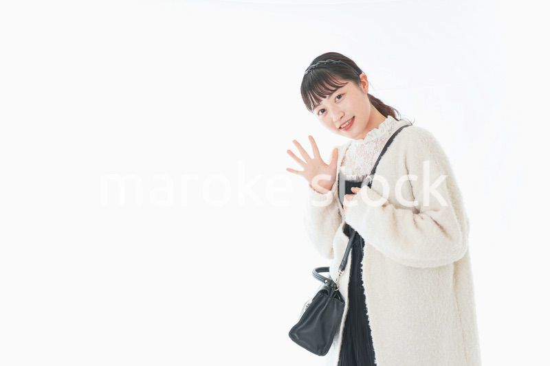 おでかけをする若い女性