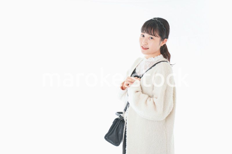 おでかけをする若い女性