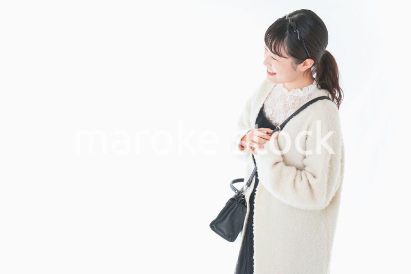 おでかけをする若い女性