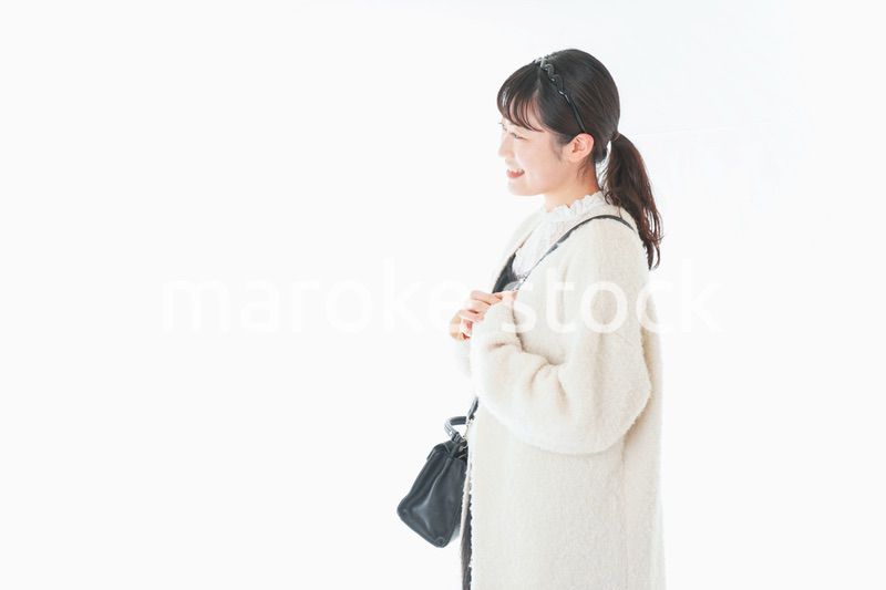 おでかけをする若い女性