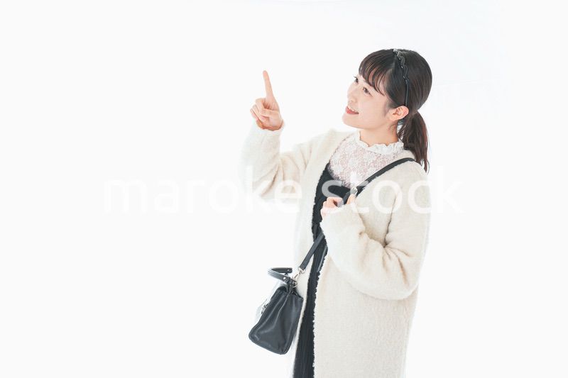 おでかけをする若い女性