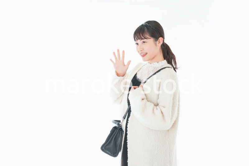 おでかけをする若い女性