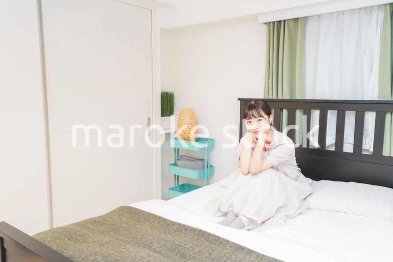 ベッドでリラックスをする若い女性