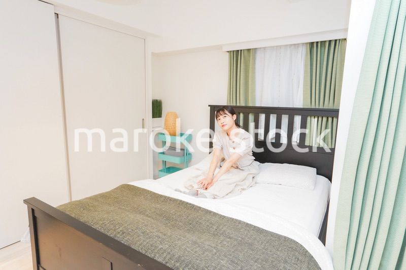 ベッドでリラックスをする若い女性