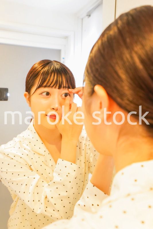 コンタクトレンズを装着する若い女性