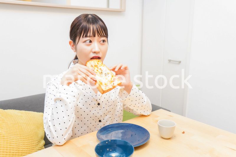 朝食を食べる若い女性