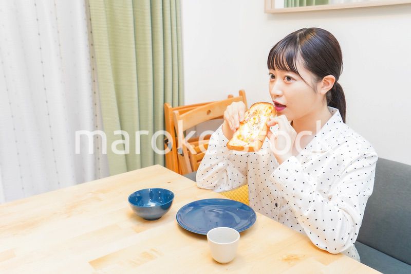 朝食を食べる若い女性