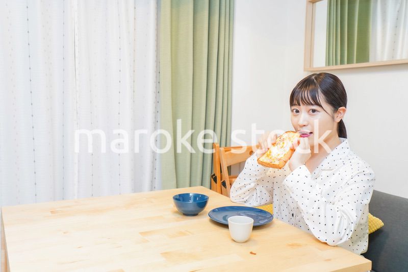 朝食を食べる若い女性