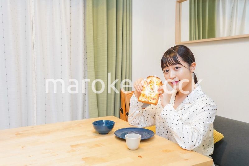 朝食を食べる若い女性