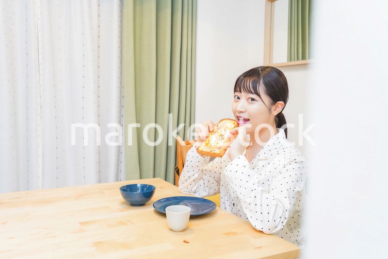 朝食を食べる若い女性