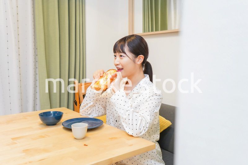 朝食を食べる若い女性