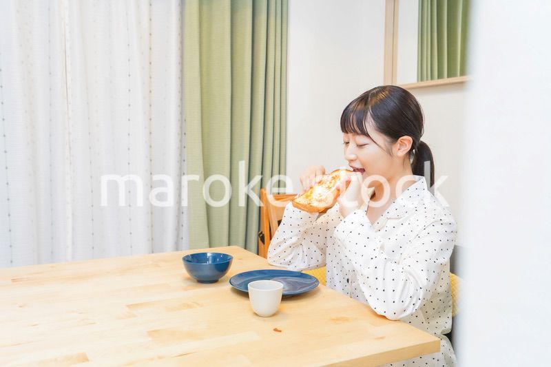 朝食を食べる若い女性