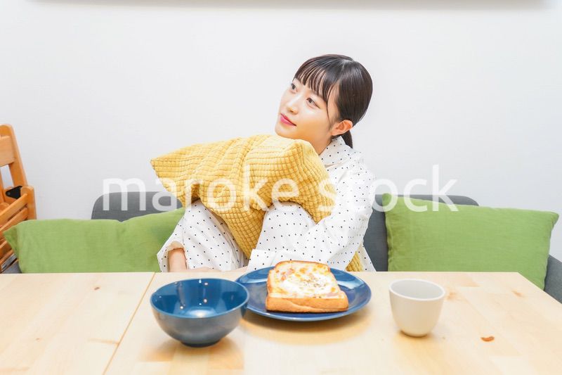 朝食を食べる若い女性