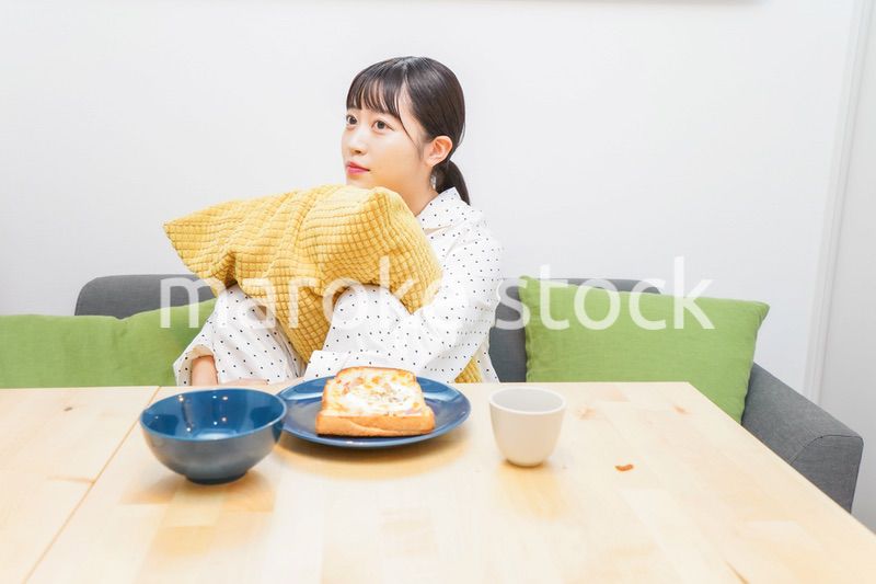 朝食を食べる若い女性
