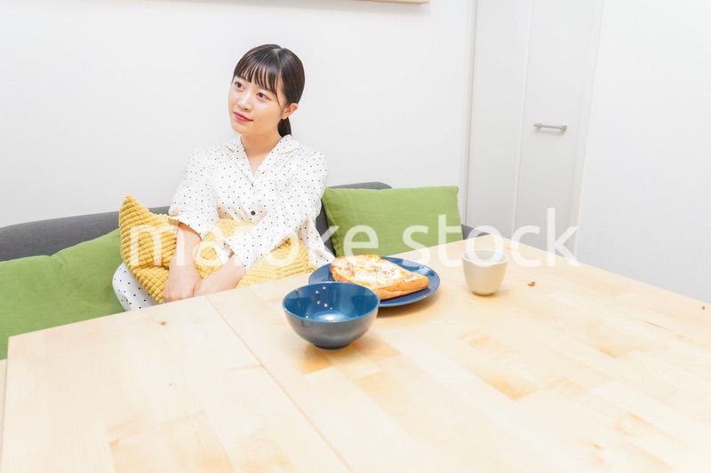 朝食を食べる若い女性