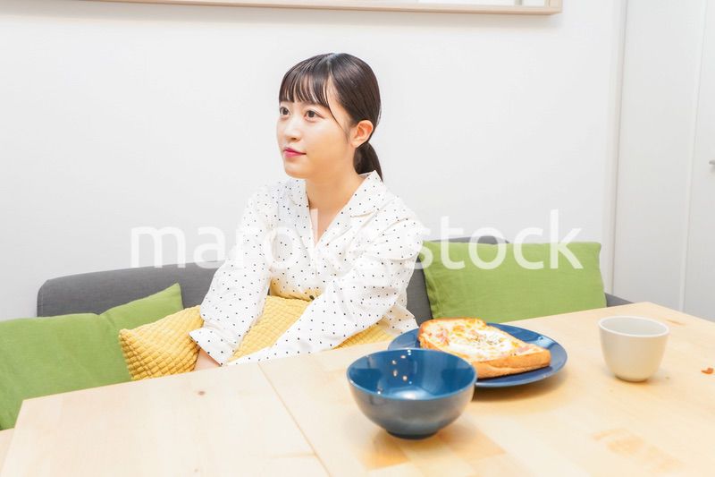 朝食を食べる若い女性