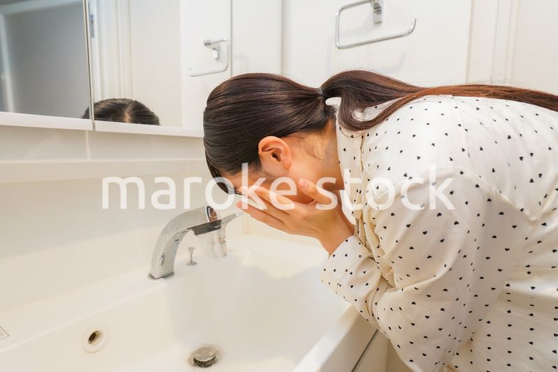 顔を洗う若い女性