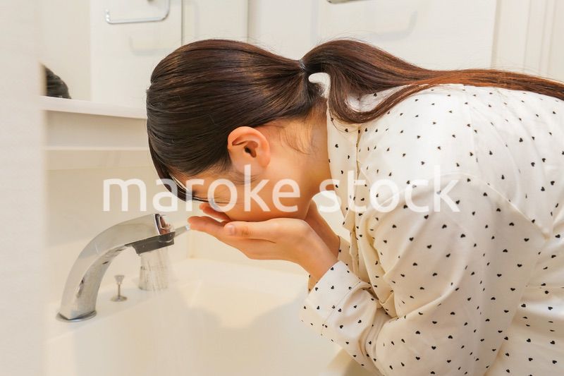 顔を洗う若い女性