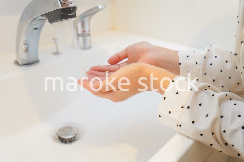 顔を洗う若い女性